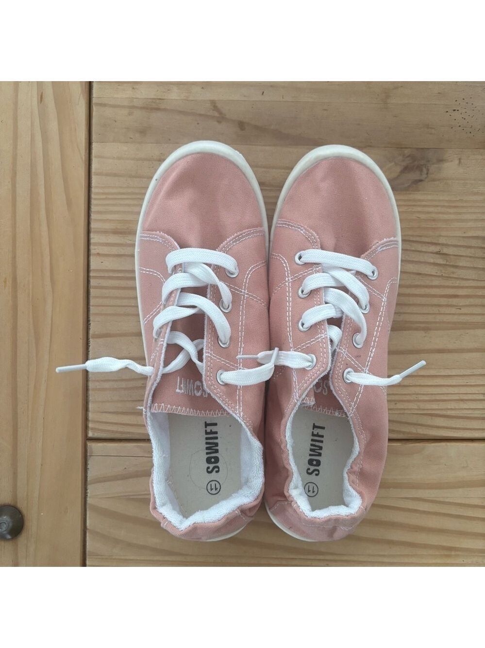 Versatile Pink and White Sneakers with Classic‎ Design